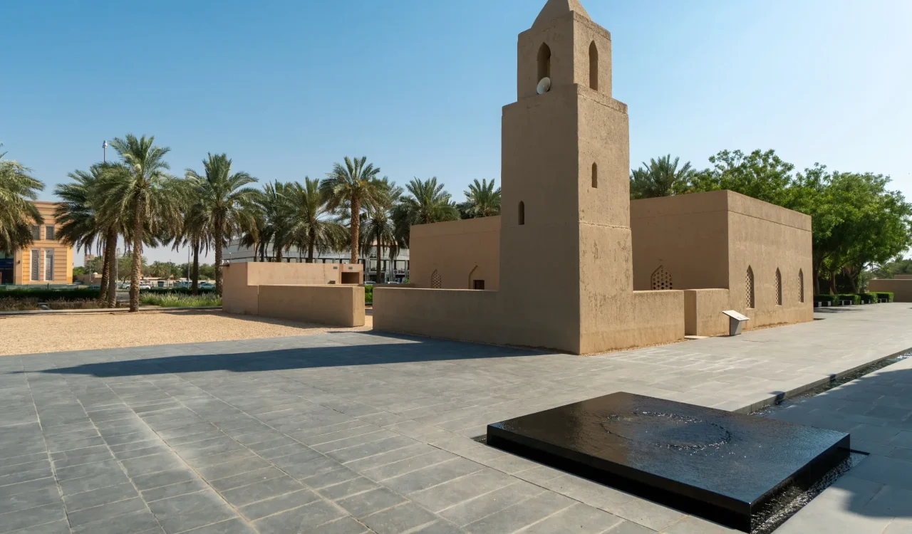 Abu Dhabi City Tour - Old mosque at Qasr Al Muwaiji